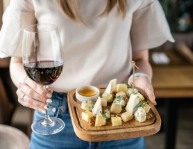 Ce se întâmplă în organismul tău dacă vei consuma brânză și vin roșu